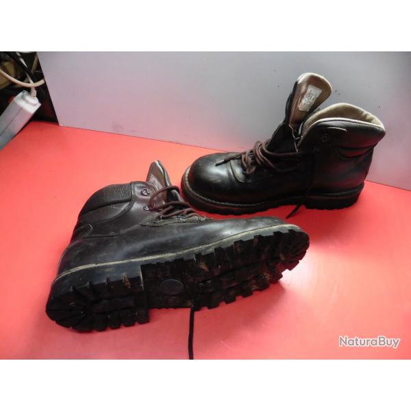 Lot 12 - Paire de chaussures de scutites SOLIDUR - Taille 45