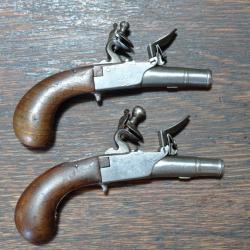 Petite paire de pistolet à silex à coffre - type Queen Ann - balle forcée cal 9 mm - TBE