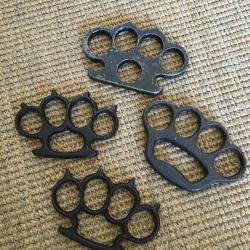 Lot de 4 coup de poing US Américains acier WW2 WWII et un Barillet France