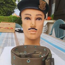 béret vert commando KIEFFER ,numéroté avec son ceinturon état neuf !!RARE