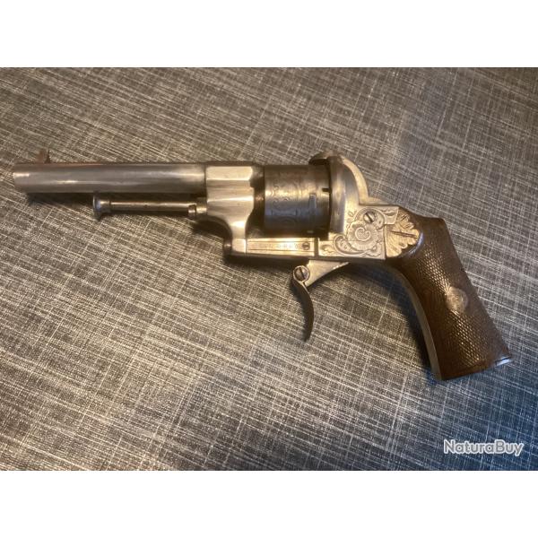 Beau Revolver  Broche Grav