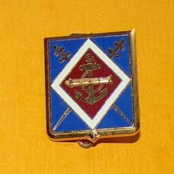 1° Régiment d'Artillerie de Marine , écu fond bleu au centre losange rouge bordure blanche à une anc