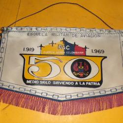 FANION ESCUELA MILITAR DE AVIACION  , BON ETAT VOIR PHOTOS . POUR TOUT RENSEIGNEMENT ME CONTACTER. R