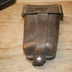 Pochette de cartouchière de MAUSER WW2 en cuir fauve réutilisée par un Français