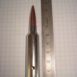 une cartouche de 7mm PRC neutralisée, amorce percutée, étui percé, pour collection