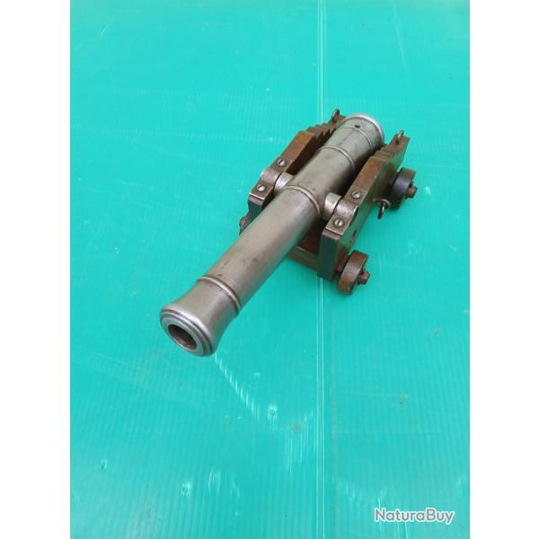 MINIATURE CANON SUR SON CHARIOT  .  ( POUDRE NOIRE )  . PROPRE  FUT  ACIER  .  SPAIN  .