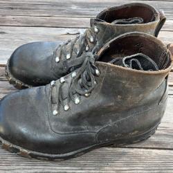 Ensemble chaussures chasseur alpin + sac à dos + masque gaz + gourde + porte chargeurs après guerre