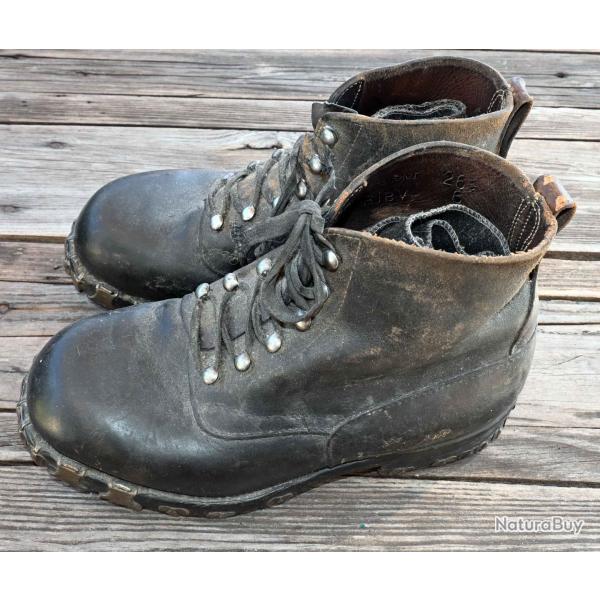 Ensemble chaussures chasseur alpin + sac  dos + masque gaz + gourde + porte chargeurs aprs guerre