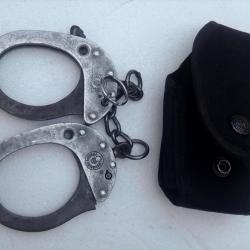 paire de menottes gendarmerie avec sa cle et son étui::bon état