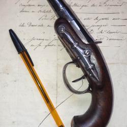 Petit pistolet à silex dit de voyage ou carosse à canon dévissable XVIIIe