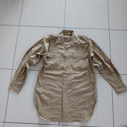 Chemise militaire de l'armée française en coton kaki clair. Années 60. Taille: 37