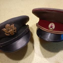 Lot de deux casquettes d'officiers U.S et U.R.S.S