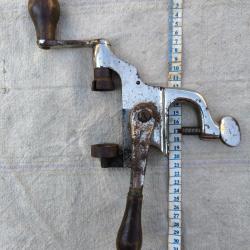 Sertisseuse imposante et ancienne avec passage de broche lefaucheux