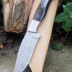 Bowie Couteau de Chasse Damas Lame 256 Couches Manche Corne Fabr Artisanale Etui Simili Cuir