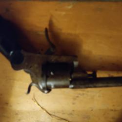 Revolver ancien a broche
