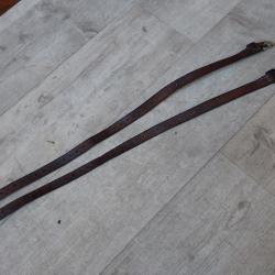 1961 Lot de 2 lanières en cuir. Brellage, paquetage sac à dos. L : 66 cm
