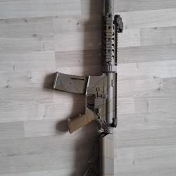 Vend replique airsoft M4 Lancer TacticalAvec 5 chargeurs et une batterie