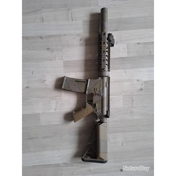 Vend replique airsoft M4 Lancer TacticalAvec 5 chargeurs et une batterie