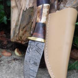 Couteau Damas Lame 256 Couches Lame Bowie Manche Bois de Cerf Fabrication Artisanale Etui Cuir 01