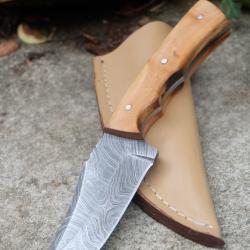 Couteau Skinner Damas Lame Upswept Acier 256 Couches Manche Olivier Etui Simili Cuir F Artisanale