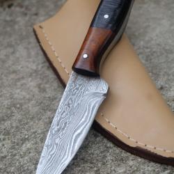 Couteau Skinner de Poche Damas Lame Acier 256 Couches Manche 2 Bois Etui Simili Cuir Fab Artisanale