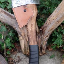 Hache de Viking Ragnar Lothbrok Lame Acier Carbone 1055 Symboles Manche Bois Etui Cuir Artisanale AA