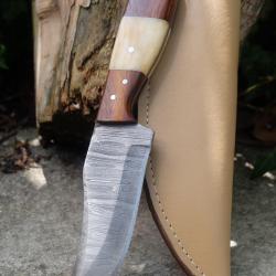 Couteau Skinner Damas Lame Acier 256 Couches Manche Bois/Os Etui Simili Cuir Fab Artisanale 001