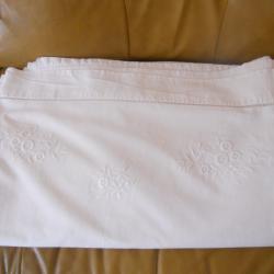 drap brodé environ 220*250 et 2 taies oreillé 65*70 environ