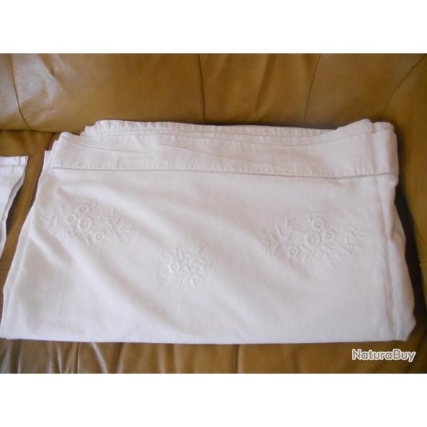 drap brod environ 220*250 et 2 taies oreill 65*70 environ