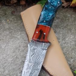 Couteau Buschraft Survie Lame Damas Acier 256 Couches Manche Résine Etui Cuir Fabric Artisanale