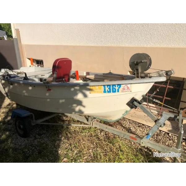 Barque de pche avec moteur et remorque
