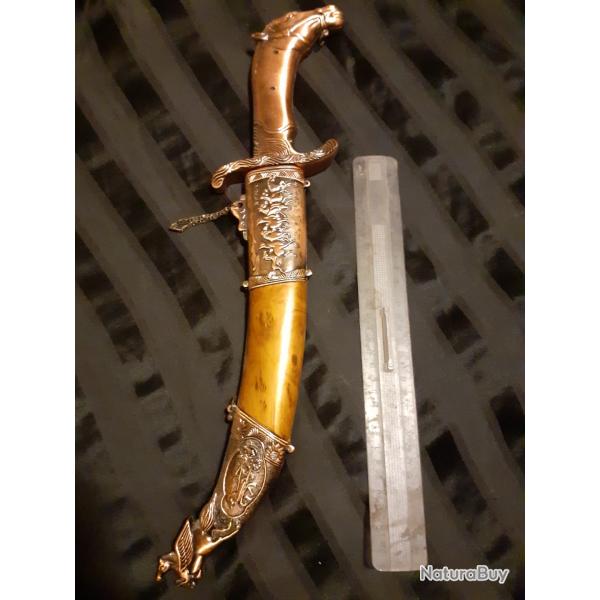 Couteau ( sabre ) manche tete de cheval lame grav de 30cm