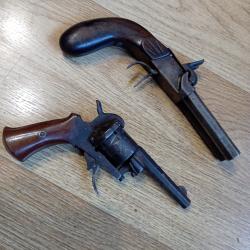 Un revolver à broches et un pistolet à double canons pour restauration.