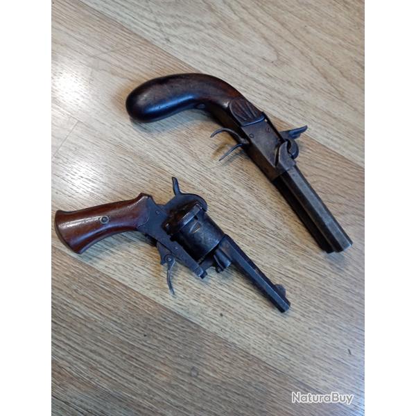 Un revolver  broches et un pistolet  double canons pour restauration.