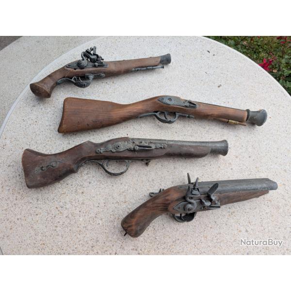Lot de rpliques dcoratives de pistolets  silex