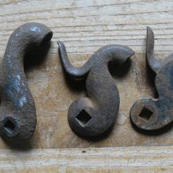 Trois chiens de fusil dont un 1822