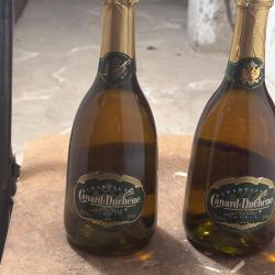 Bouteilles de champagne Canard Duchene