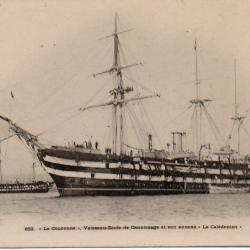 CPA - LA COURONNE VAISSEAU ÉCOLE DE CANONNAGE ET SON ANNEXE LA CALÉDONIEN N °1426