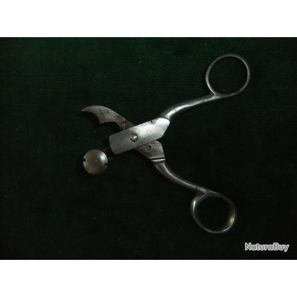 Pince  coupe cartouches en fer XIX me calibre 16 mm .