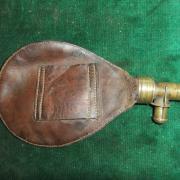 Ancienne Poire à Poudre En Cuivre - Militaria - Canons Et Fusils - Occasion