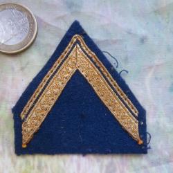 ancien galon militaire sergent ADL fond bleu foncé