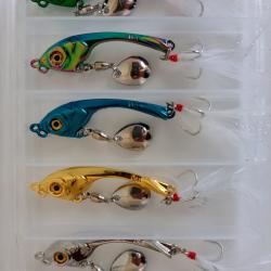 Ensemble de 5 leurres de pêche en alliage de zinc avec boite. Neufs.