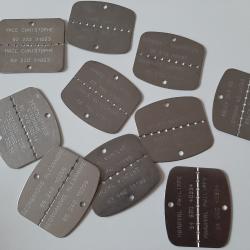 Lot de 10 plaques d'identité militaires nominatives en superbe état.