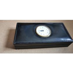Coffret de luxe habillé de cuir avec montre réveil encastrée