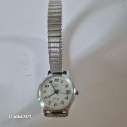 Petite montre femme avec date journalière, couleur argent, et bracelet élastique