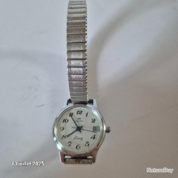 Petite montre femme avec date journalire, couleur argent, et bracelet lastique