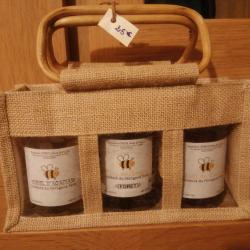 Trio de trois pots de miel de 500g dans un panier en toile de jute avec poignée bois