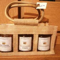 Trio de trois pots de miel de 250g dans un panier en toile de jute avec poignée bois