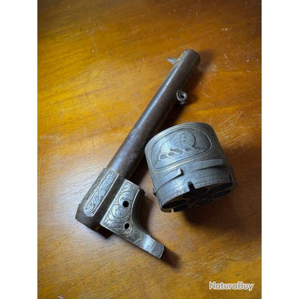 Barillet + canon de colt  broche  XIXme gravure splendide filet d'or