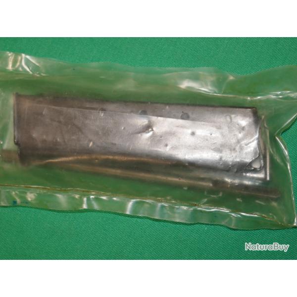 Paire de chargeurs de MAC 50 avec baguette de nettoyage dans leur sachet de stockage
